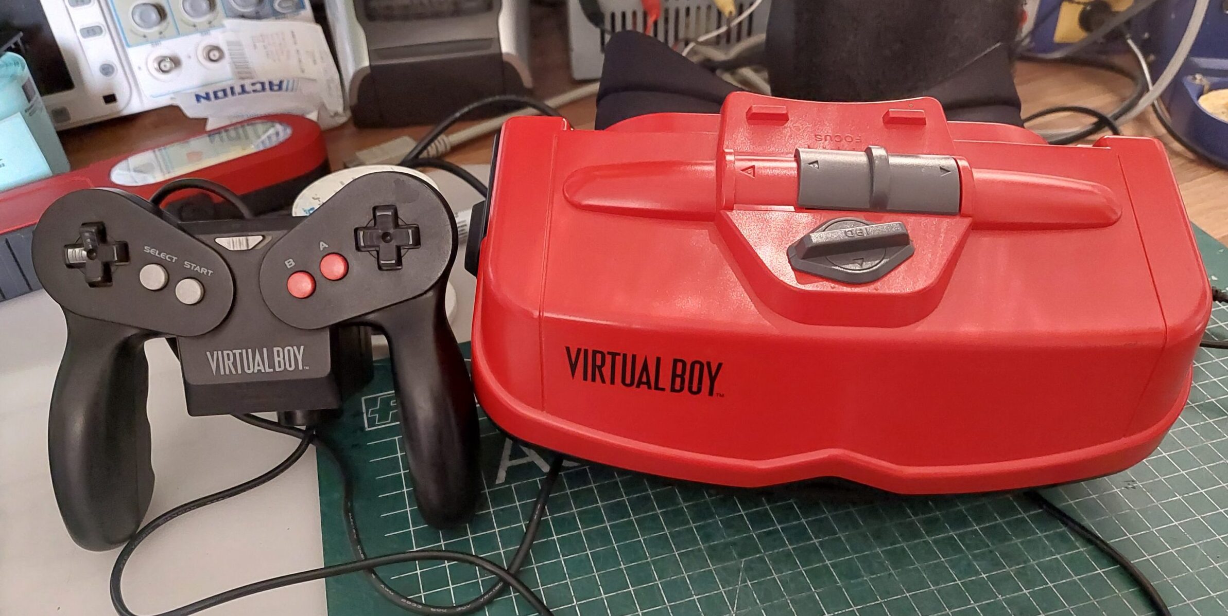 Nintendo Virtual Boy with missing signal on the right side (screen)